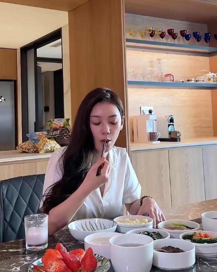 我感觉马小梅有点厉害的，情绪稳定，毕竟已经是餐饮连锁集团的老板娘了！只要稳住汪的