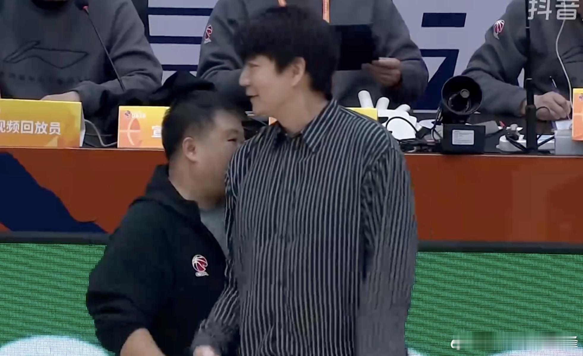 山东男篮vs龙狮男篮【全场比赛结束】山东83-80广州，郭艾伦6分2板2助，霍勒