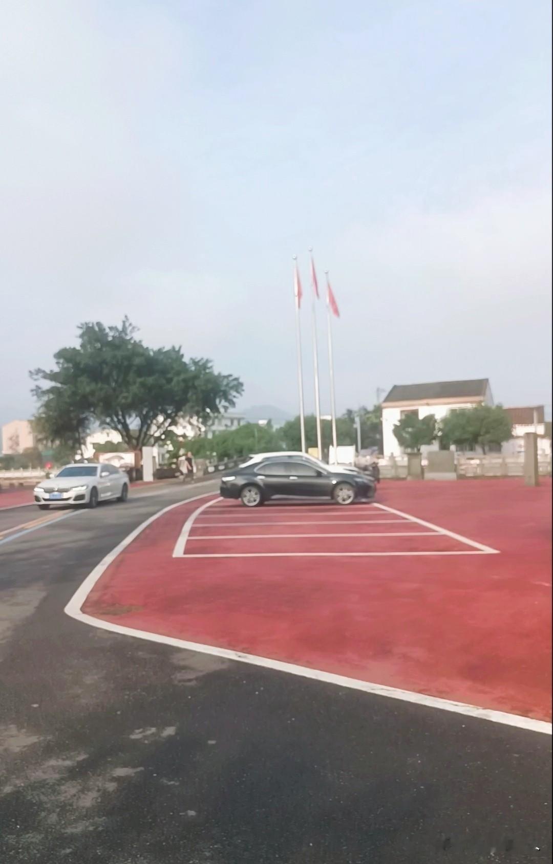 沿着绿意盎然的绿化走廊慢跑，穿过古朴雅致的廊桥，清新的空气与沿途的风景让人心旷神