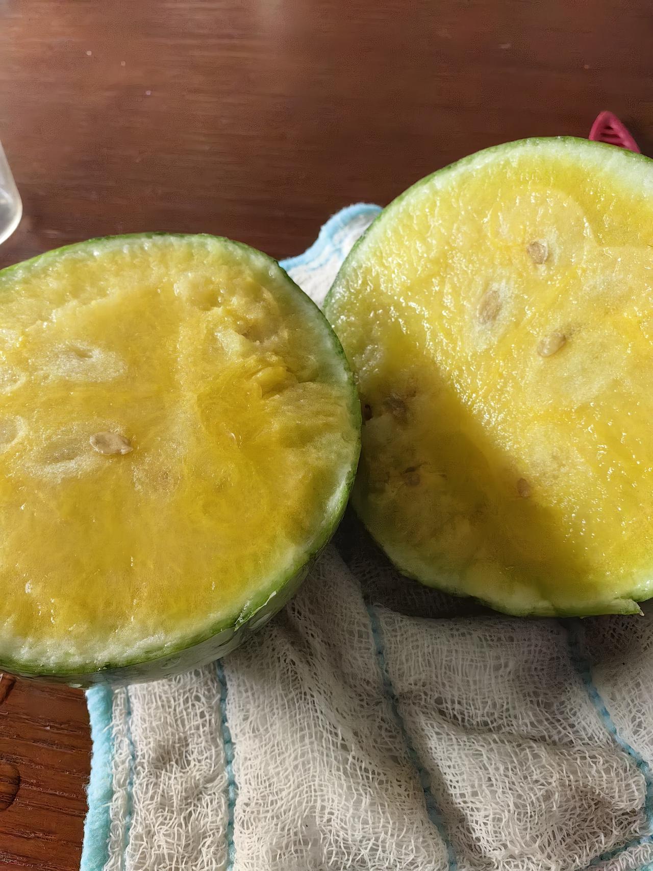 这种西瓜大家有没有吃过？
之前夏天是很少吃西瓜的，因为脾胃之前弄得很差，不敢吃寒
