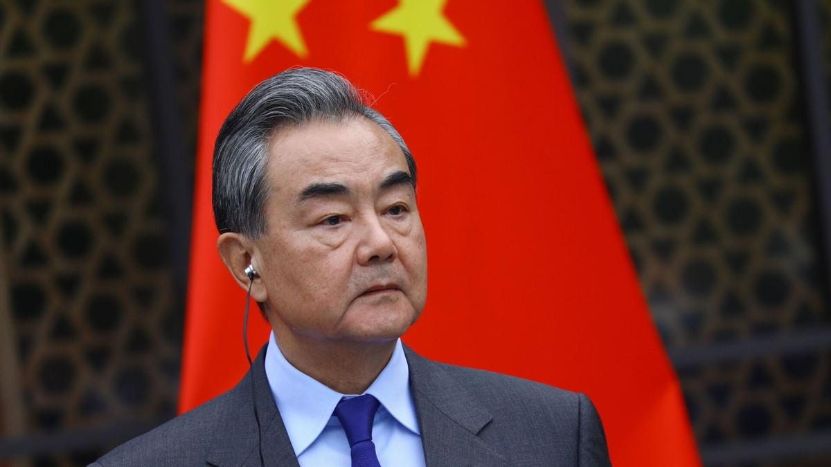 72岁王毅外长 仍奔波 在外交一线 ，满头银发精神矍铄，这份责任心令人敬佩 。