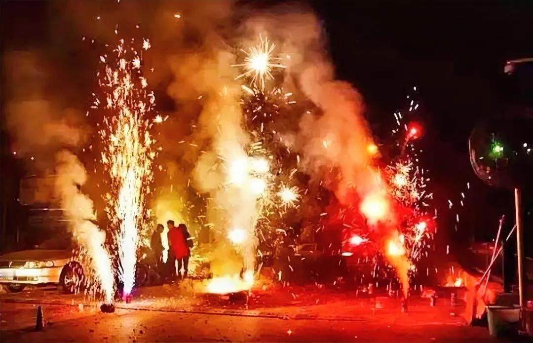 大年三十“烟花战”：燃放还是禁放？网友热议炸裂笑点！



大年三十，家家户户都