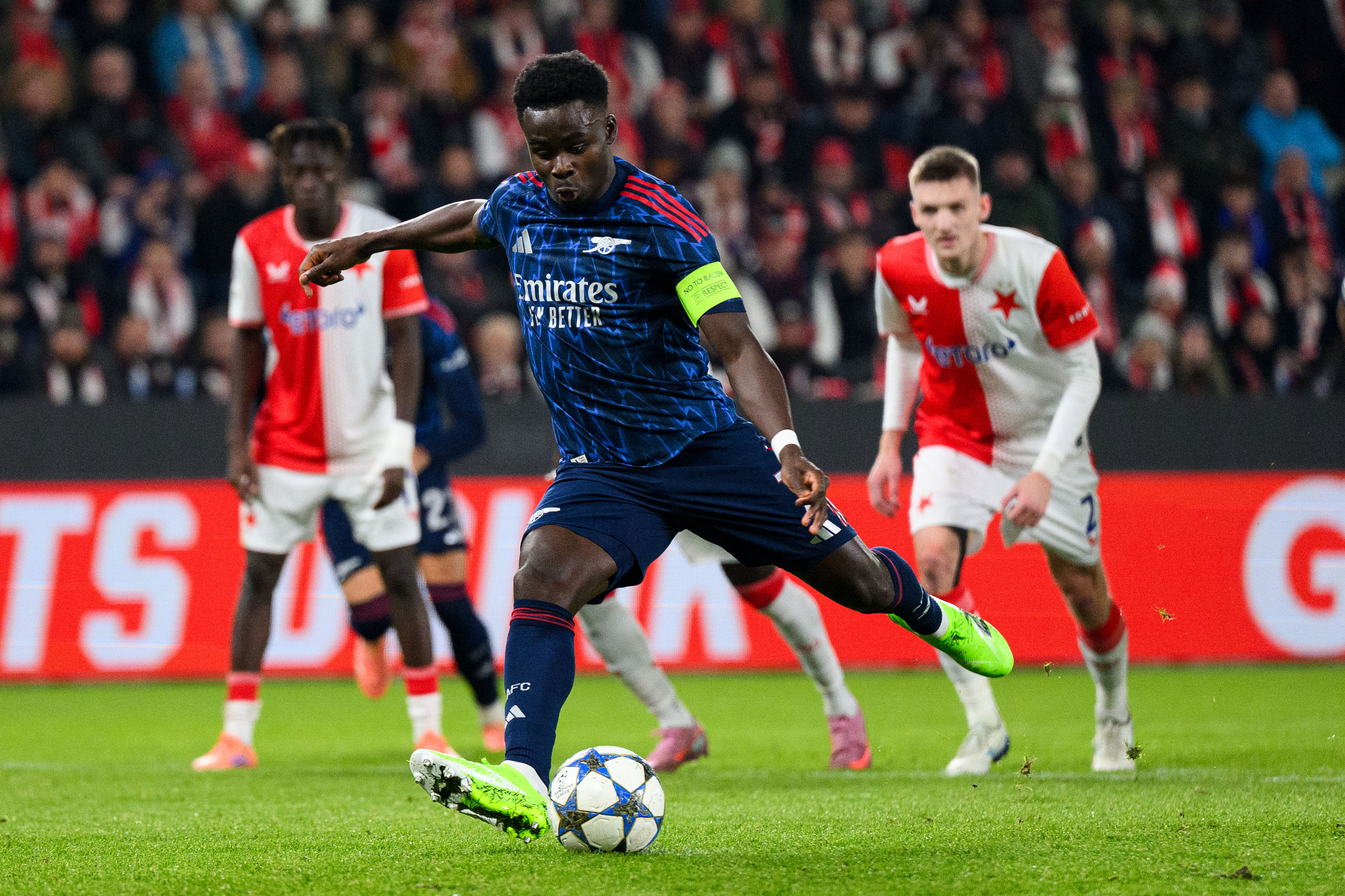 独挑大梁。萨卡上半场完成4次射正，成为自2003-04赛季以来，首位在欧冠比赛上