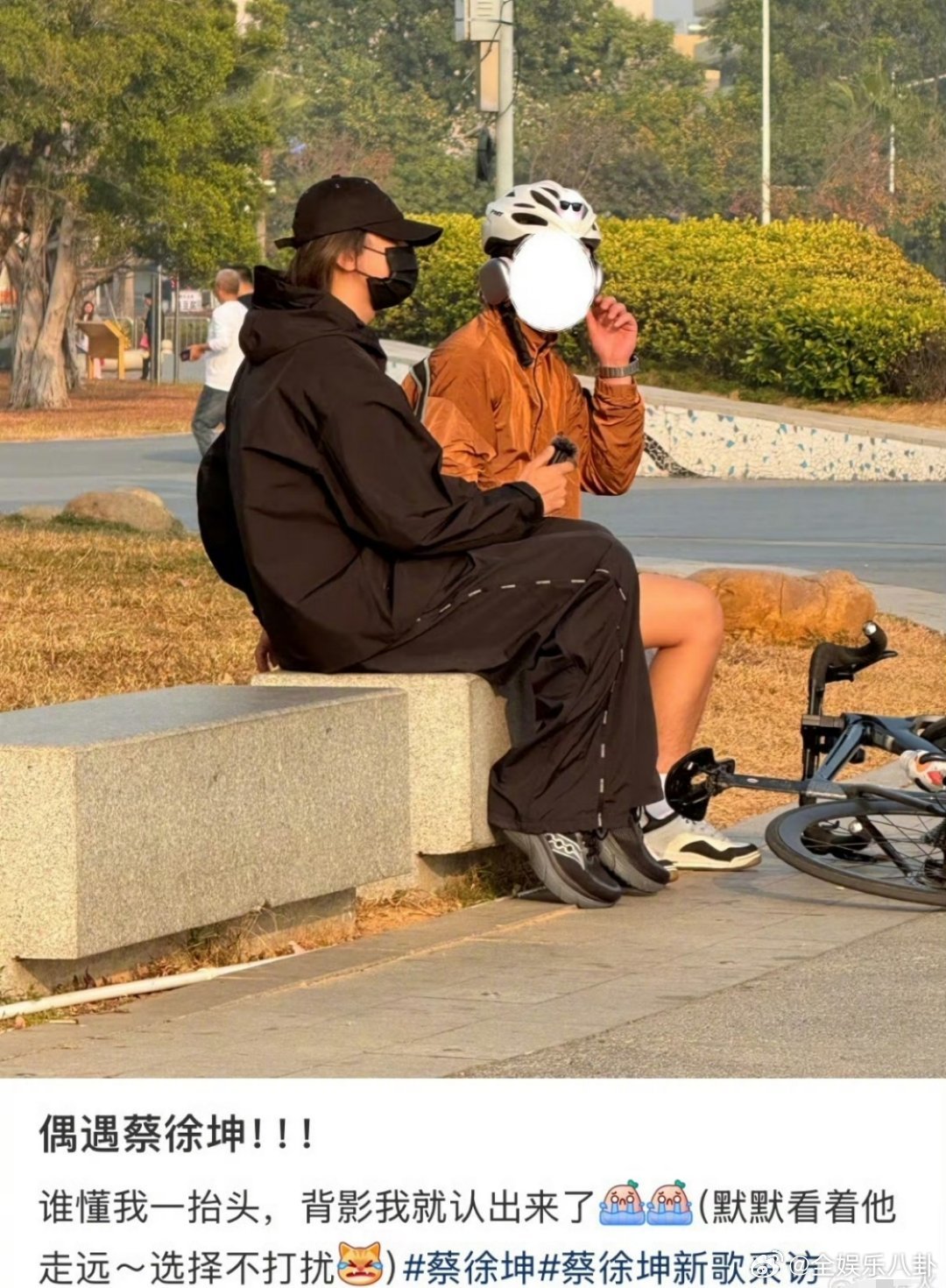 蔡徐坤采访路人 直接爆上热搜！这次玩真的——乔装成街头采访者，在公园随机给路人放