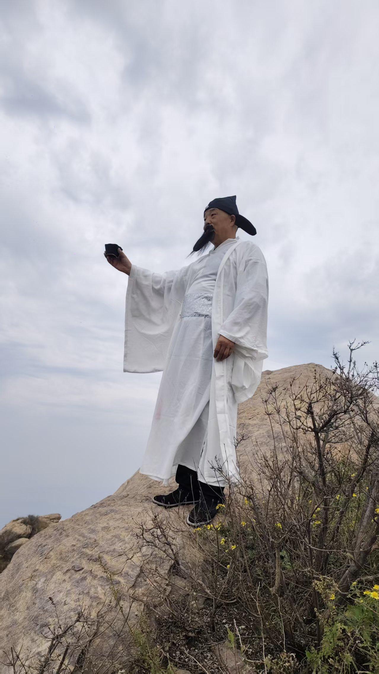 具茨绝顶邀弯月，会须一饮三百杯！