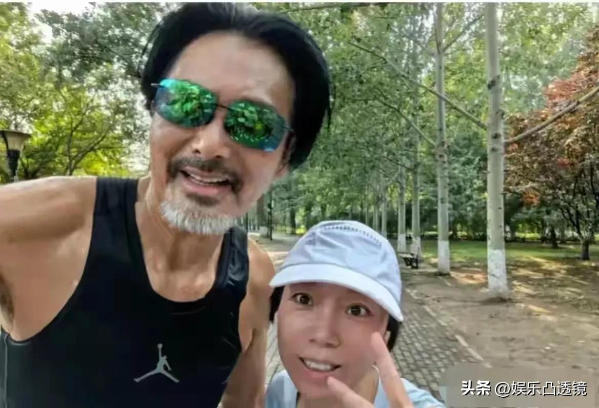 没想到这个年轻时帅气的大明星，老了竟然成了这个样子。
照片中他和一个女粉丝合照，