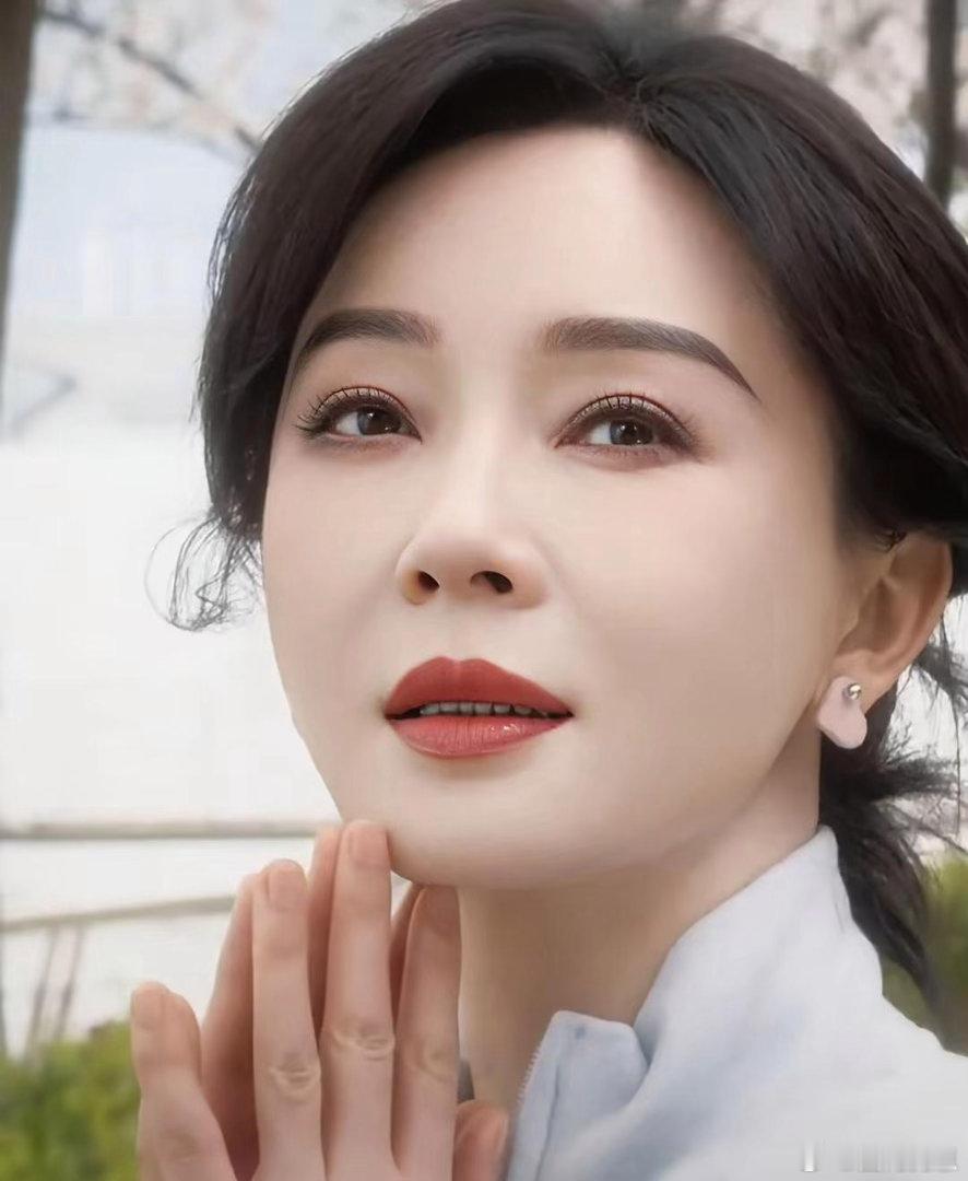 岁月沉淀气质！陈数氛围感愈发出众，从容精致，越看越有韵味 