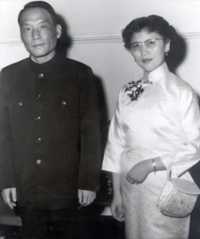 1982 年，中央统战部副部长熊向晖已经 63 岁了，他从领导的岗位上退下来了，