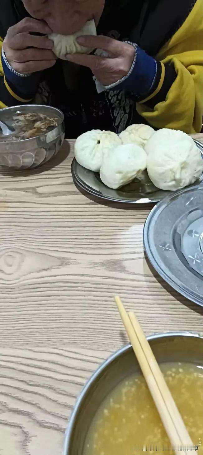 大爷就是大爷比我都厉害👍🏻
今天早上吃早餐，对面的大爷吃5个包子，我才吃两个