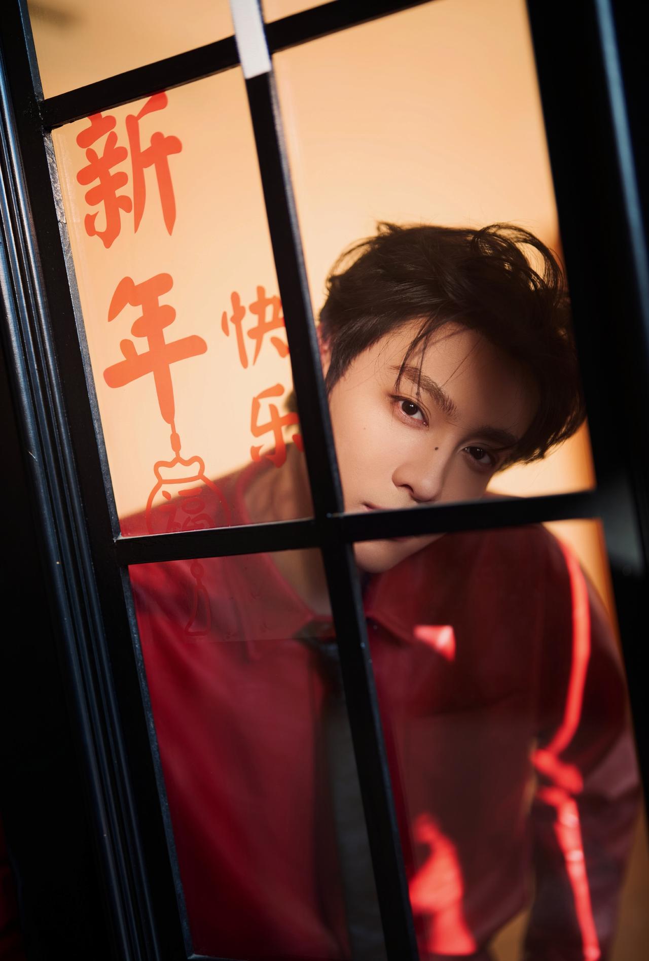 想象一下大过年的你在家吃年夜饭，一转头发现窗户外是这样一张脸，此时此刻你会： ​