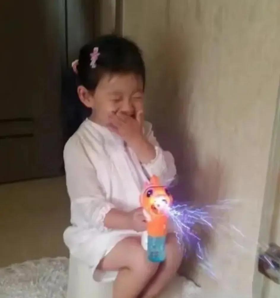 不管大家怎么样说大S，我觉得在教育孩子上，大S还是个很尽责的母亲。
看这张照片，