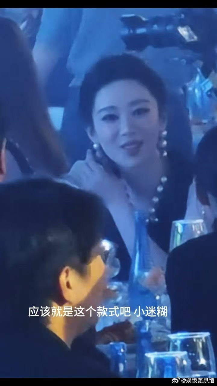 杨紫以为耳环掉了一颗 杨紫这呆萌的反应太可爱了，不对称耳环都能让她紧张半天，真是