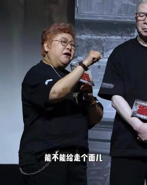 冯小刚宣发被批绑架观众这事说白了，韩红那句"走个面儿"真心没恶意，胡同长大的北京