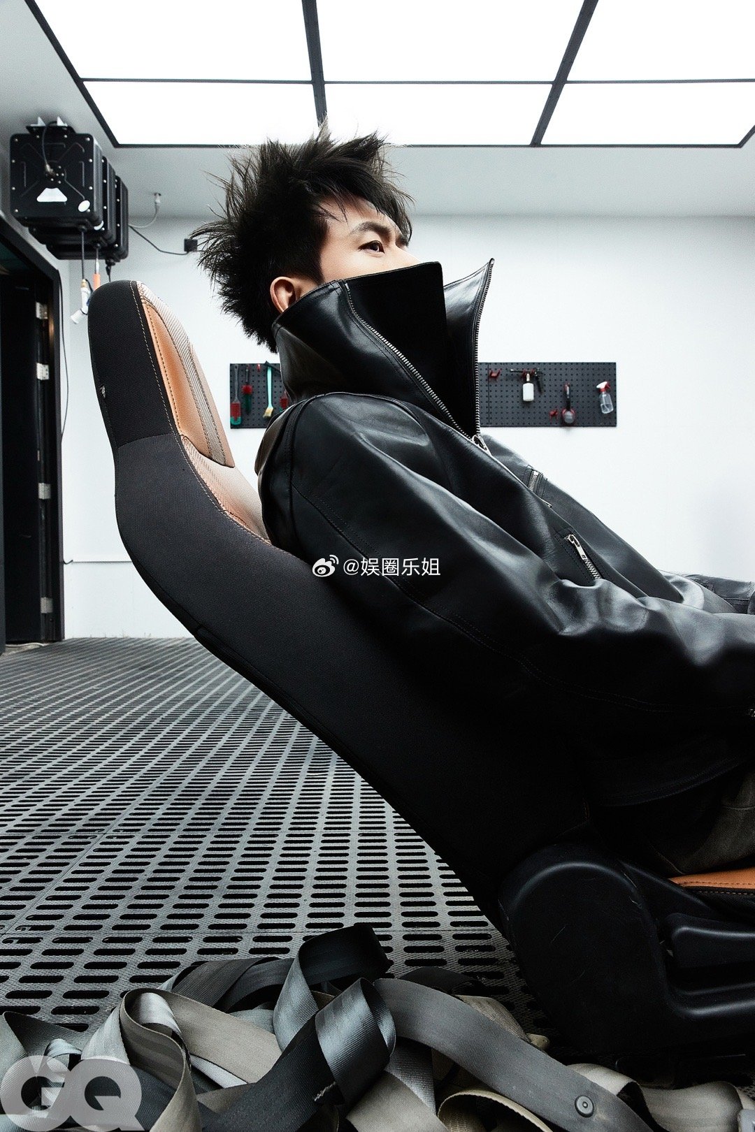 李现解锁个人第四张《GQ》封面，以“修车厂大片”为主题，塑造出极具颠覆性的视觉冲