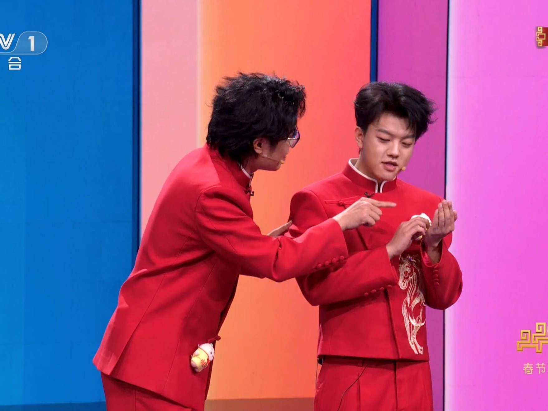 没人夸夸对口白话的表演能力吗，两个人小表情使相好笑又很可爱咧！谐音梗一个比一个绝