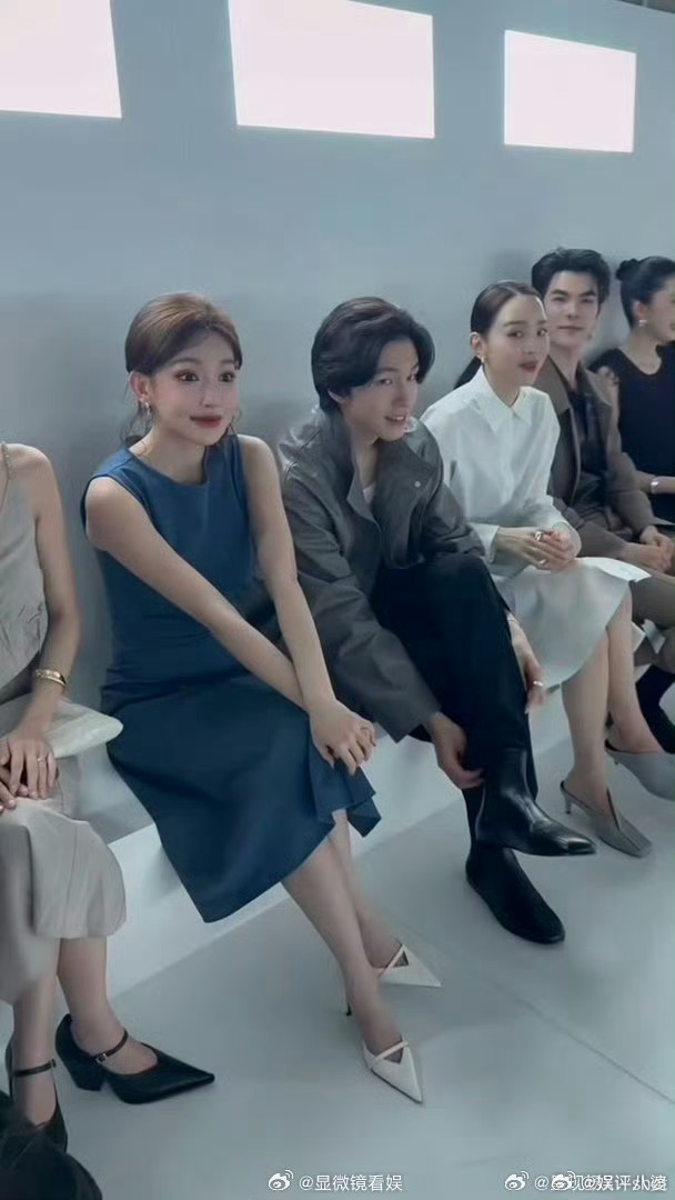 ✨神仙同框炸场来袭!程潇眼眸灵动似碎钻落人间，精致得像行走的芭比娃娃；申惠善弯眉