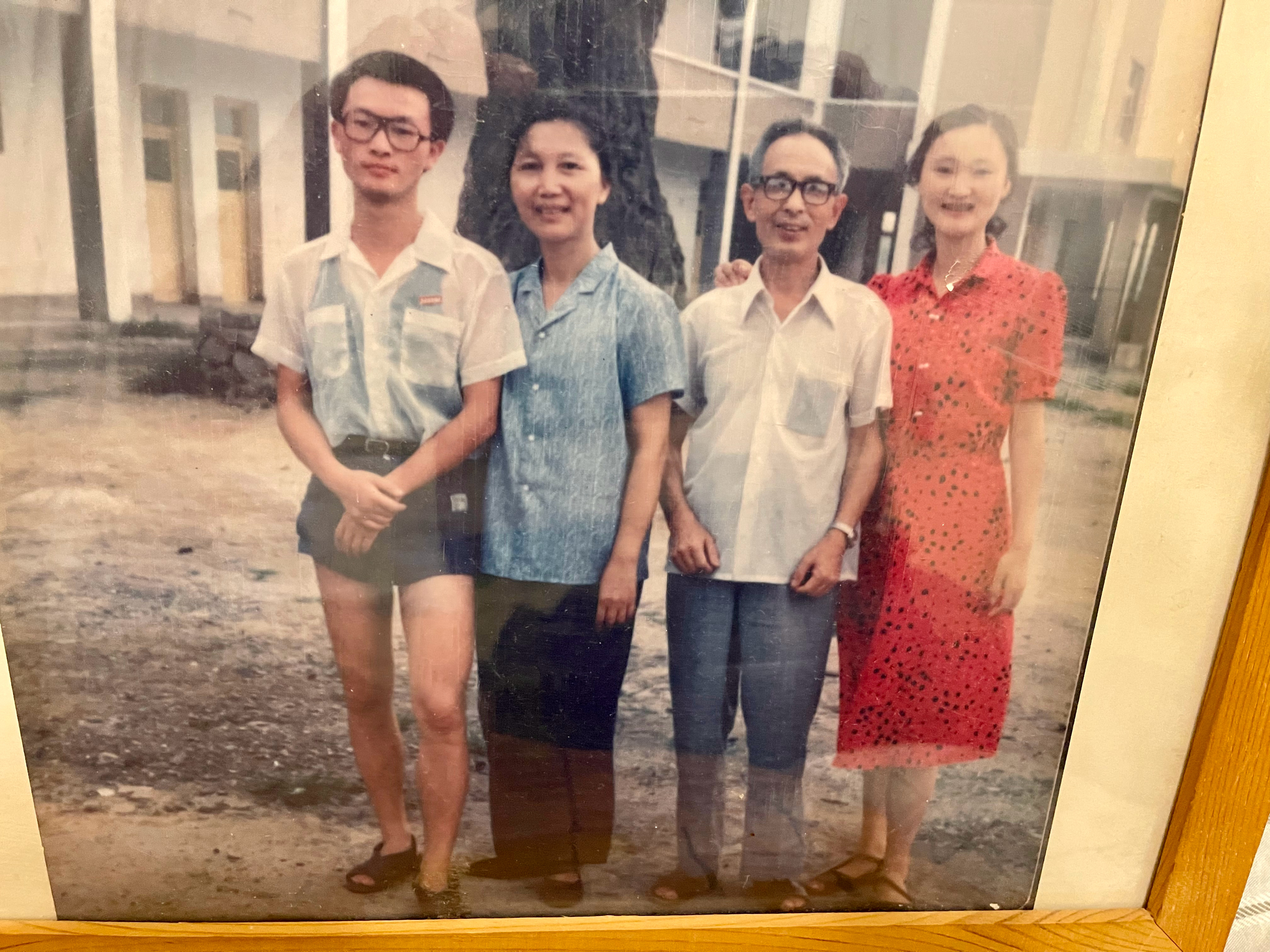 父亲节（王立新）我的父亲是块石碑藏在罗汉山的肚脐上风水宝地叫罗汉晒肚我的父亲是到