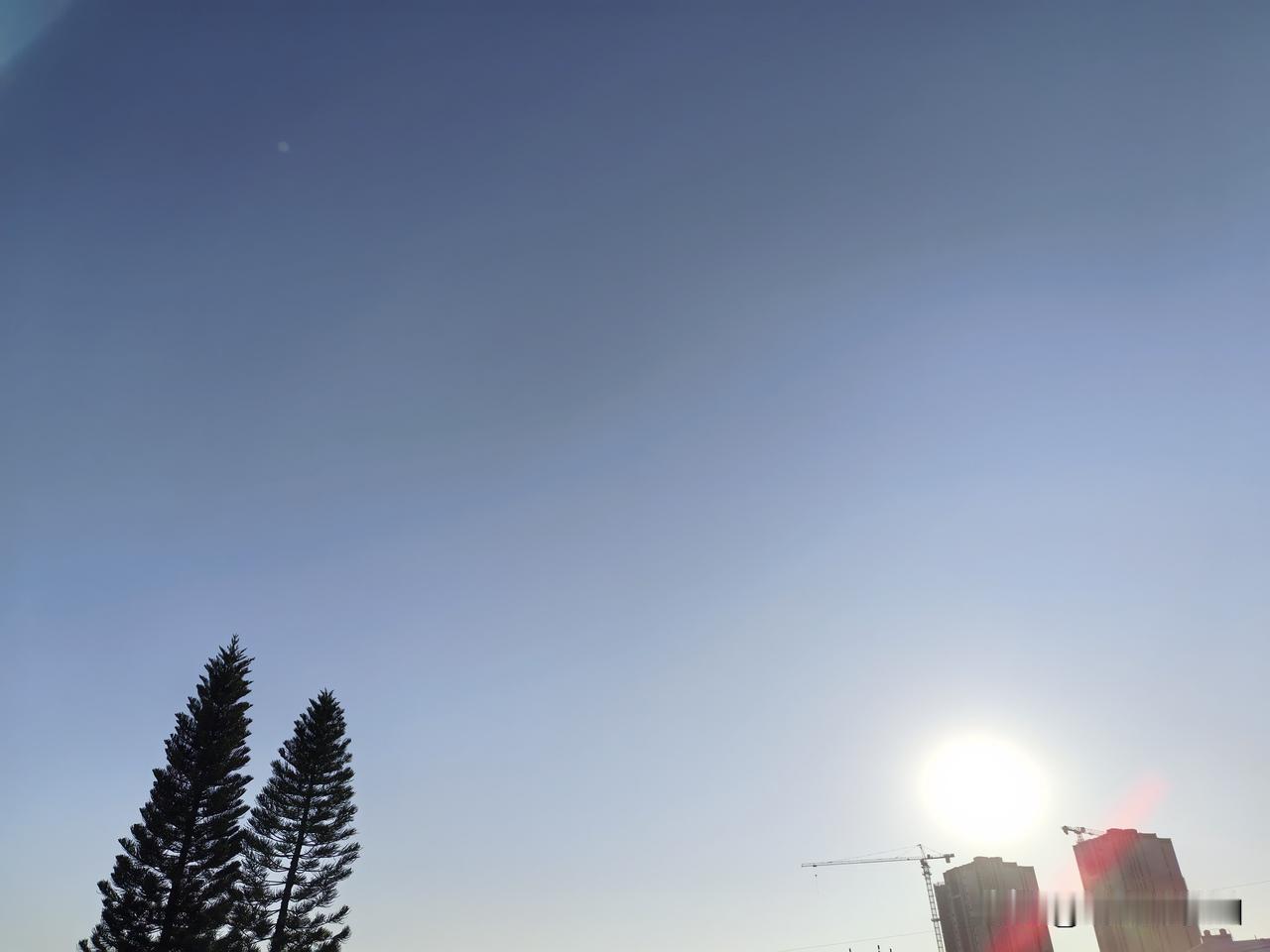 今天的天气跟昨天一样都是冷冰冰的，广东今年首个寒冷红色预警依然生效！

8～9日