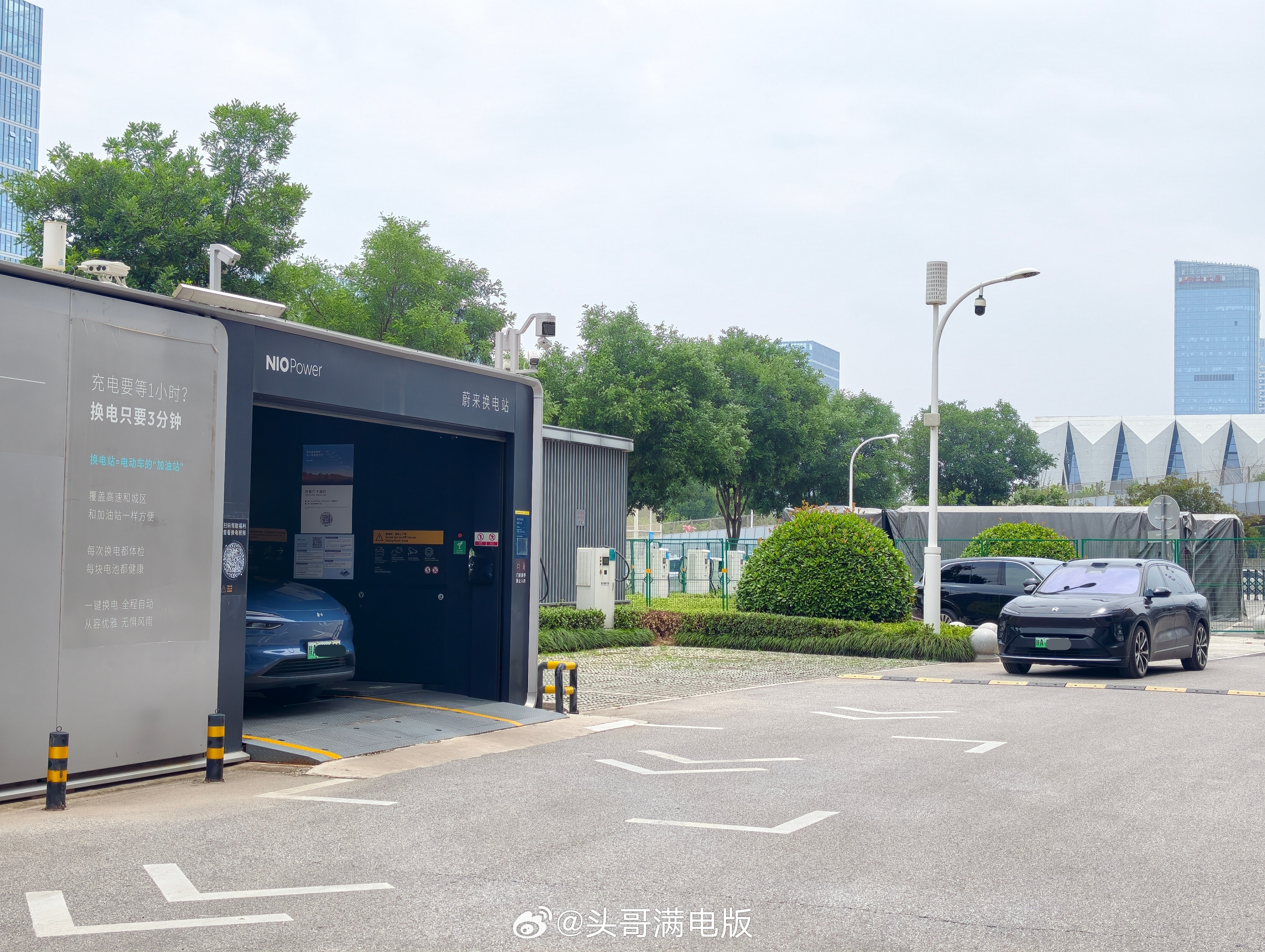 第一次见到蔚来换电站还要排队的，搜了下发现换电好像也是中午最便宜，合着大家都来拼