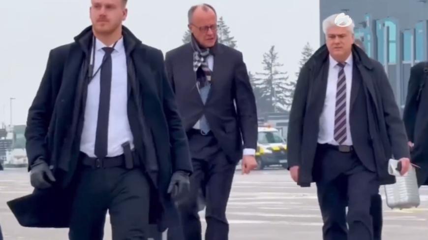 德国总理默茨已经启程来北京了！
2月24日中午，德国总理默茨亮相飞机场，从曝光的