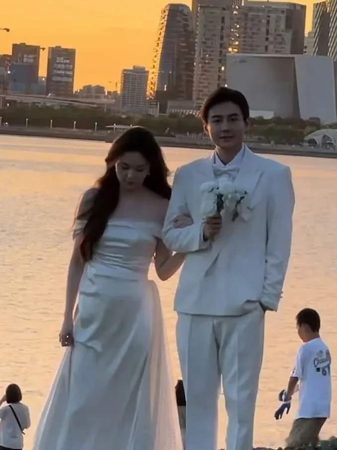 恋综《心动的信号4》马子佳结婚了，新娘是一位美丽的素人，两人被网友拍到穿着白色婚
