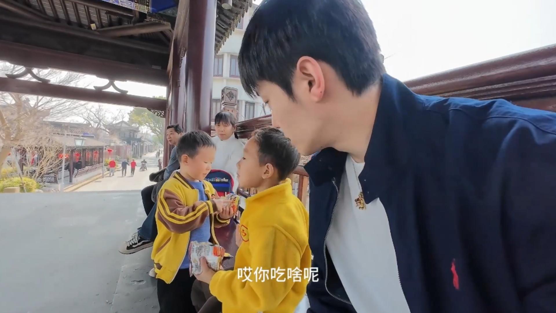 “好高冷，不要抓我好不好。”“你吃啥呢？”“鸭不理我。”“它发抖。”鼓起勇气也好