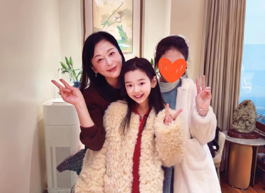 小酒窝和陈红合照，小酒窝的可爱真是无人能挡，陈红看到也喜欢的不行，俯身搂着酒窝拍