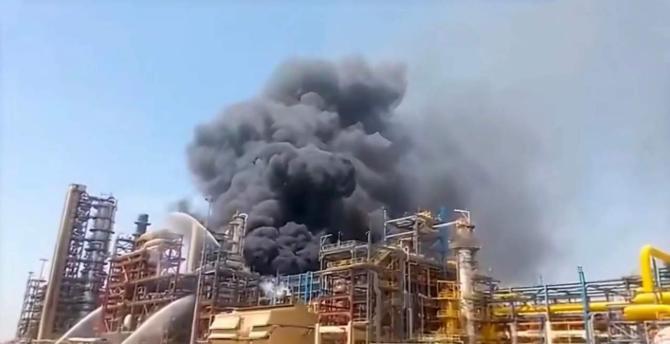 大家看看，这真是屋漏偏逢连夜雨啊，全球石油危机的背景下，印度已经搞不到更多的能源