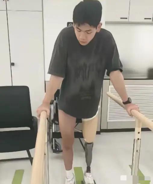 十八岁的王新睿，本该在冰场继续追逐梦想，一次碰撞，锋利冰刀带来重伤，六次大手术拼