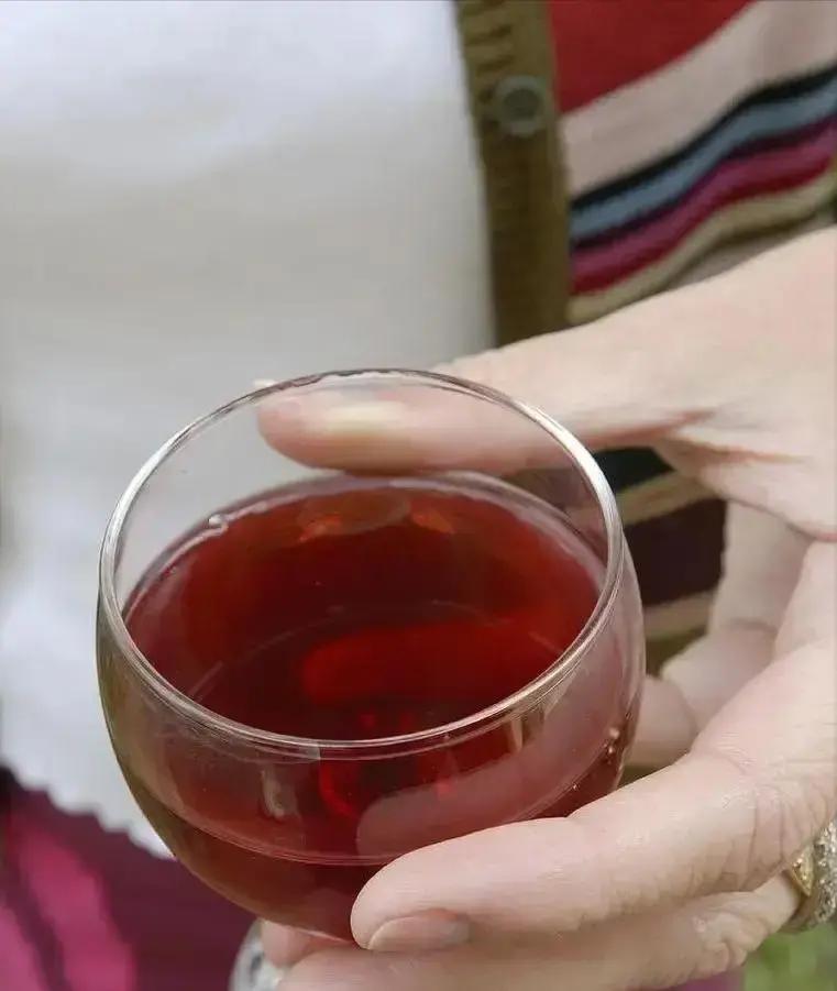 民政局门口，离婚证刚拿到手，她却被前小姑子电话催要五万买油烟机，前夫一家瞬间露底