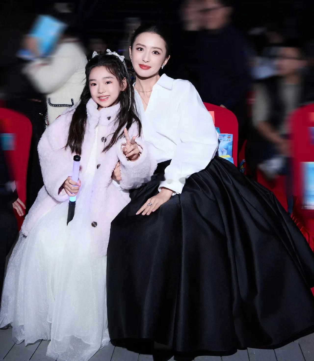 小酒窝晒出宜昌电影节，和丫丫妈妈、黄明昊哥哥合影，好乖巧啊！真的是应了那句老话了