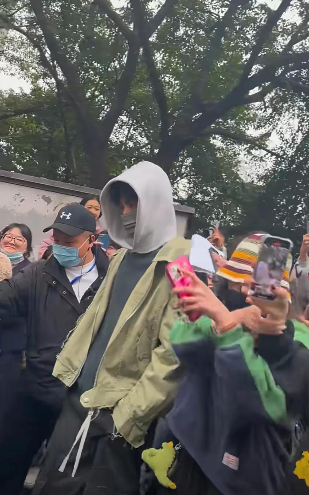 重庆的粉丝也太疯狂了吧，在重庆南岸区海棠溪偶遇到了白敬亭，现场真的是寸步难行，全