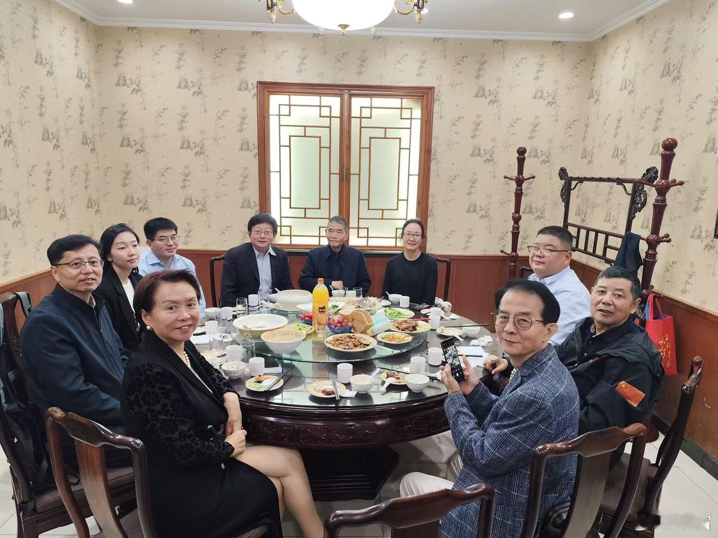和资深翻译家田润民（中）一起吃最正宗的西安羊肉泡馍陕西白鹿原上，走出王铭轩、汪锋