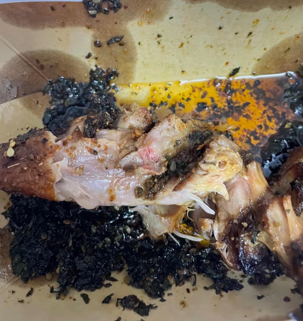 【玉林一门店的紫苏鸭腿里面疑没做熟】

近日，网友爆料称：玉林某门店的紫苏鸭腿发