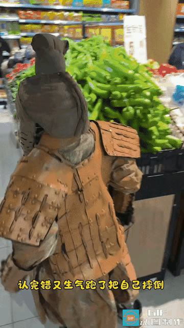 笑不活了！西安一家超市意外走红，一位外形酷似兵马俑的机器人逛超市，意外摔倒后直接