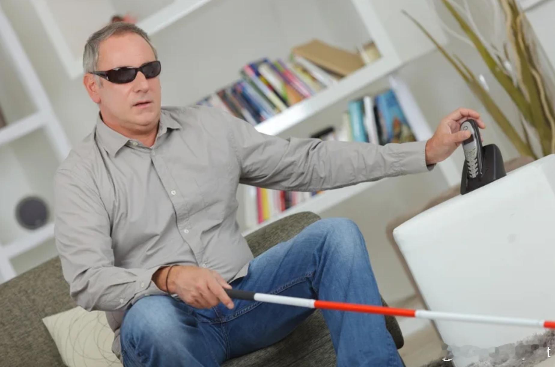 【离谱！意大利七旬老人装“全盲”长达50年 诈骗政府补助逾百万欧元】海外新鲜事 