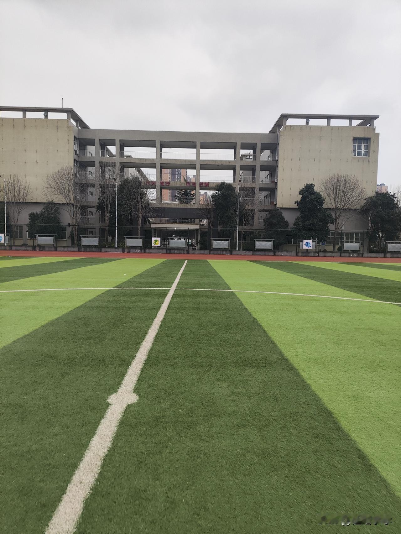 准备一个月，瞒着上高中的孩子今天去参加了高中化学教师资格考试。说说考完后的感想。