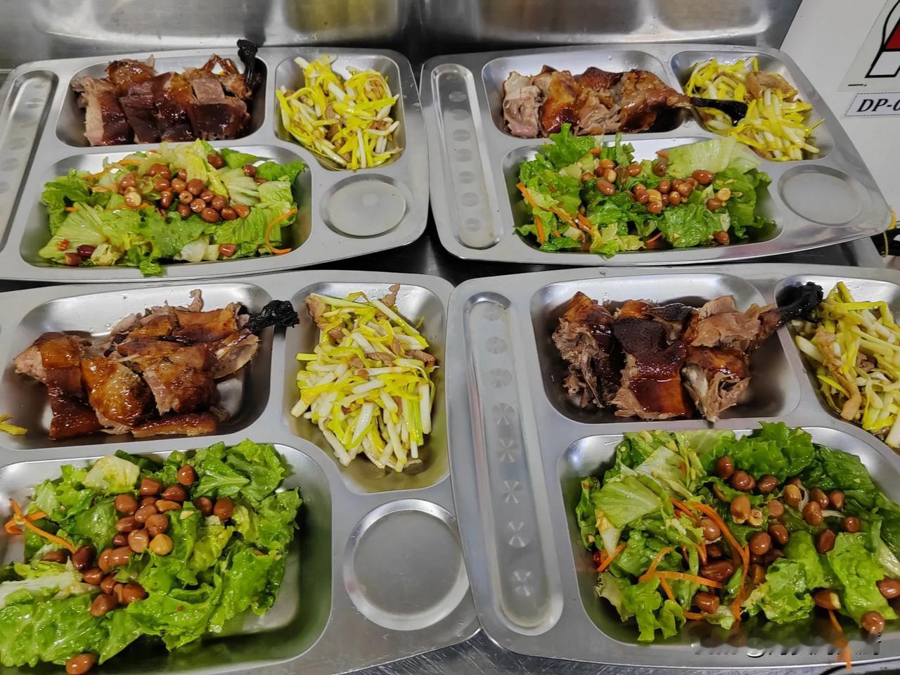 今天十点半多点，船上广播响起来了，说是伙食来了，大家赶紧去帮忙去搬伙食，那赶紧吧