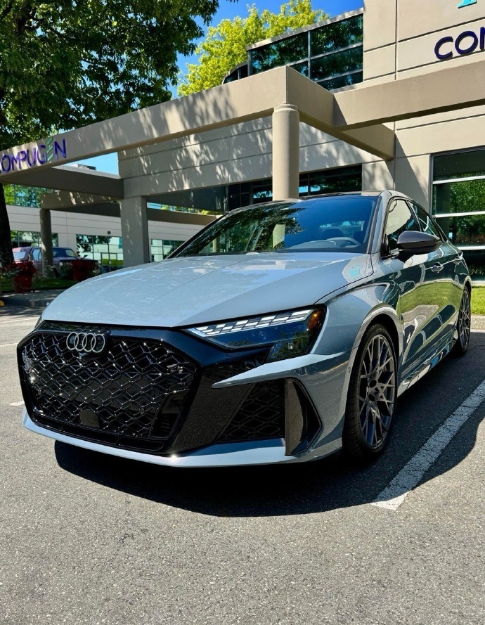 奥迪RS3 🚘1️⃣外观：宽大扁平的六边形蜂窝中网、RS专属的铝制外后视镜、大