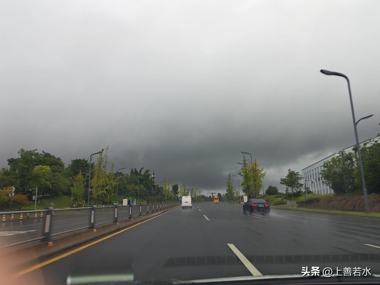 成都天气 
黑云压城，双流的天漏了？

这样的天气，适合在家里安睡养身？苦命的打