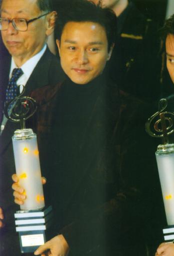 张国荣  2003年1月17日第25届“十大中文金曲颁奖礼”于沙田马场举行，张国