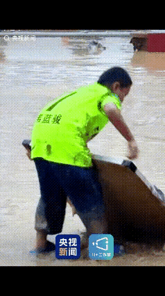 这个8岁的小男孩终于被央视找到了！
画面出现在央视新闻里面，画面中的男孩叫韦蓝骏