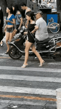 妹子丛容迈过枪林弹雨，不受任何影响！定海神针般稳！