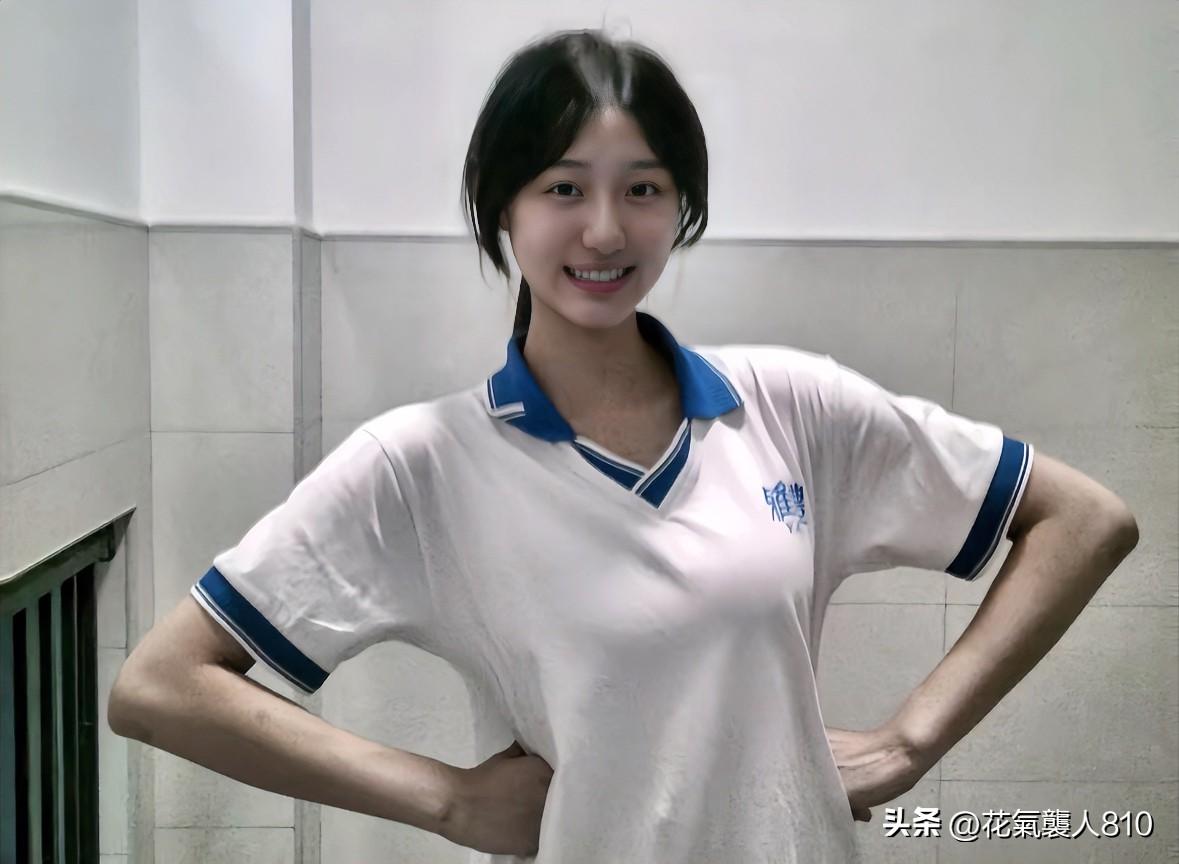 上学时总想逃离校服，盼着快点长大穿漂亮衣服。
等到真正成年，再看见这身校服，满是
