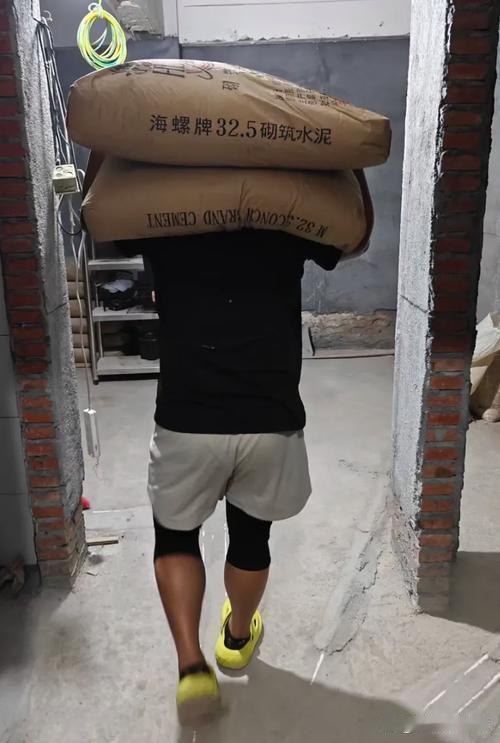 60岁了，为儿孙在工地搬水泥的农民
60岁的老人在工地搬水泥，一个月6000块钱