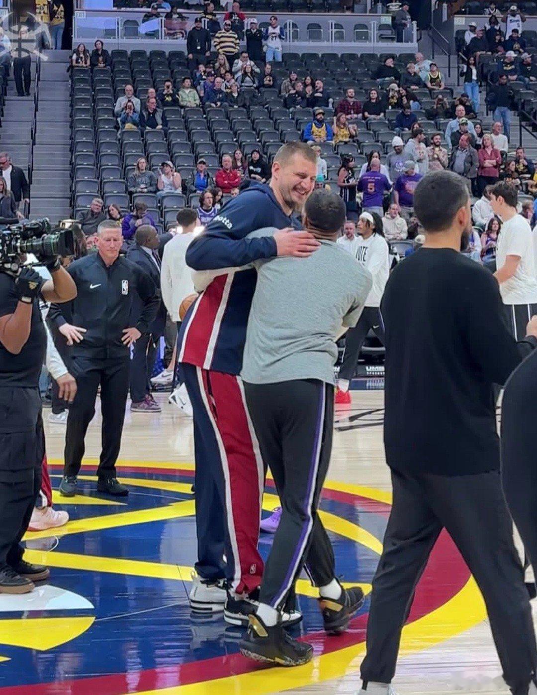 约基奇和威少赛前打招呼国王vs掘金 ​​​