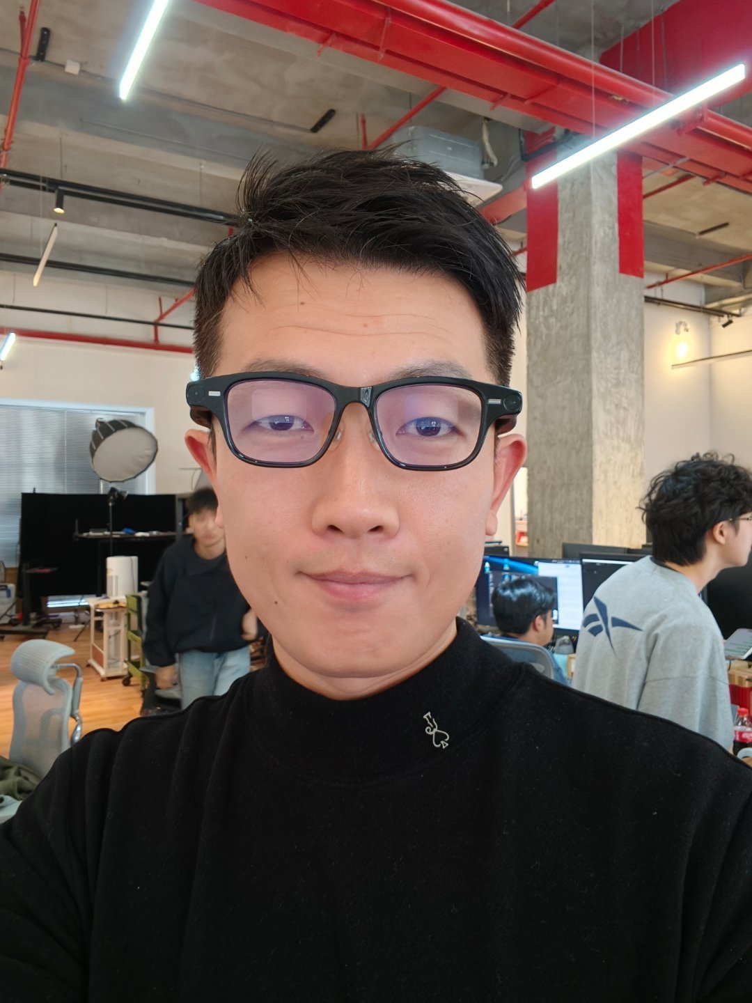 夸克眼镜，咱也是戴上了，好看吗？感受一下，镜框还不错，挺细的。显示效果也很舒服，