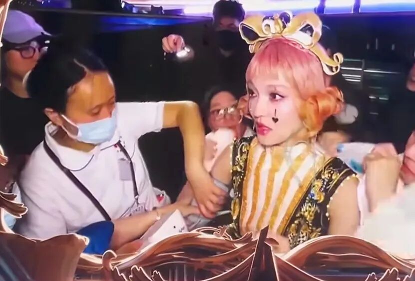 张韶涵在演唱会上突发心脏不适，现场吸氧；她曾自曝，当年心脏出