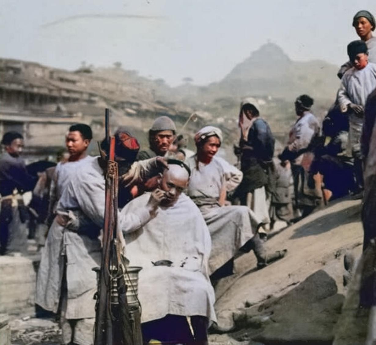 1900年，晚清时期的“托尼”老师，为了服务好阔少，都是先用热水洗发，理完发后，