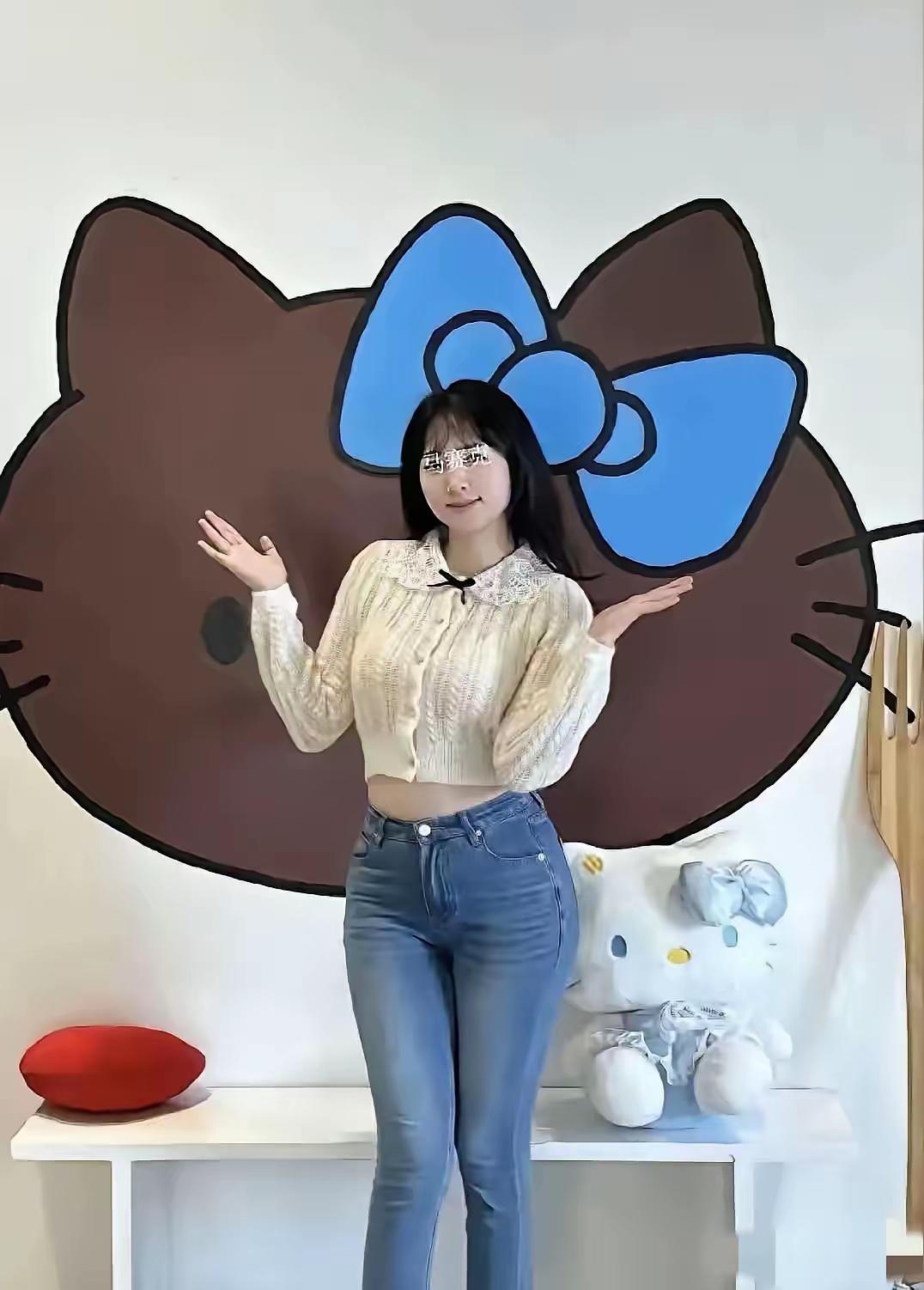 湖南的曾医生真是越挖越有料了！咱不得不说，她身材丰满匀称，娃娃脸看着嫩得像小姑娘